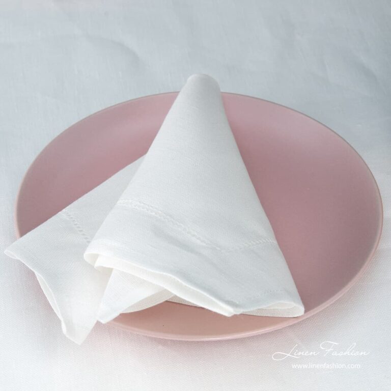 Napkin in hole pattern, luna.