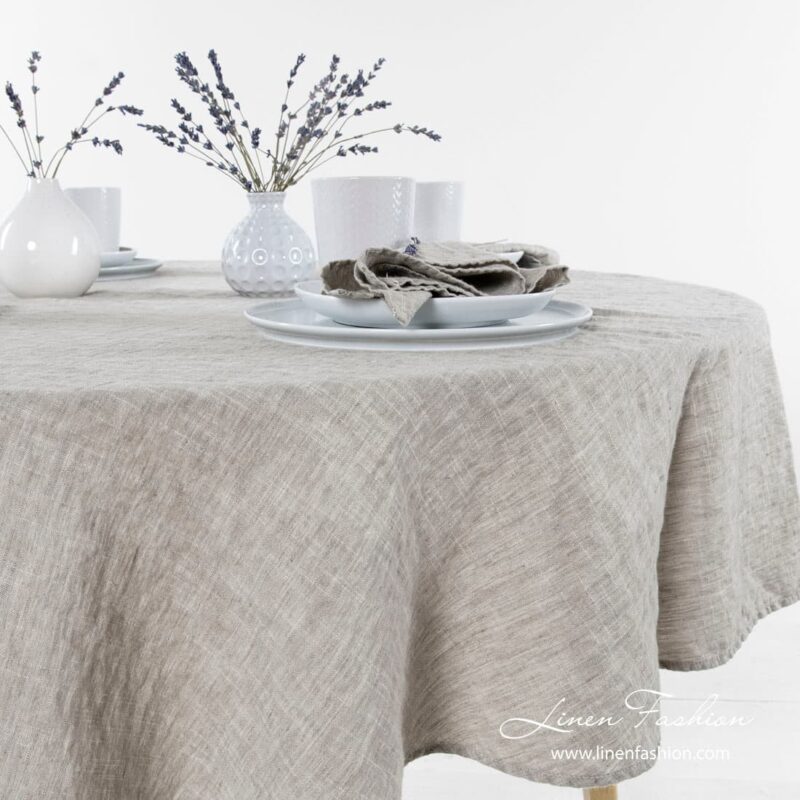 Round tablecloth in light grey.