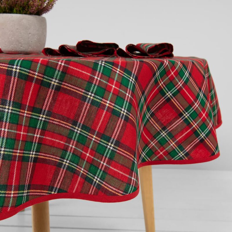 Round/oval checked red and green tablecloth edge