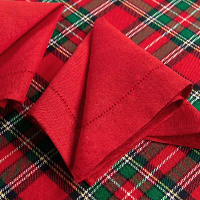 Round/oval checked red and green tablecloth red napkins