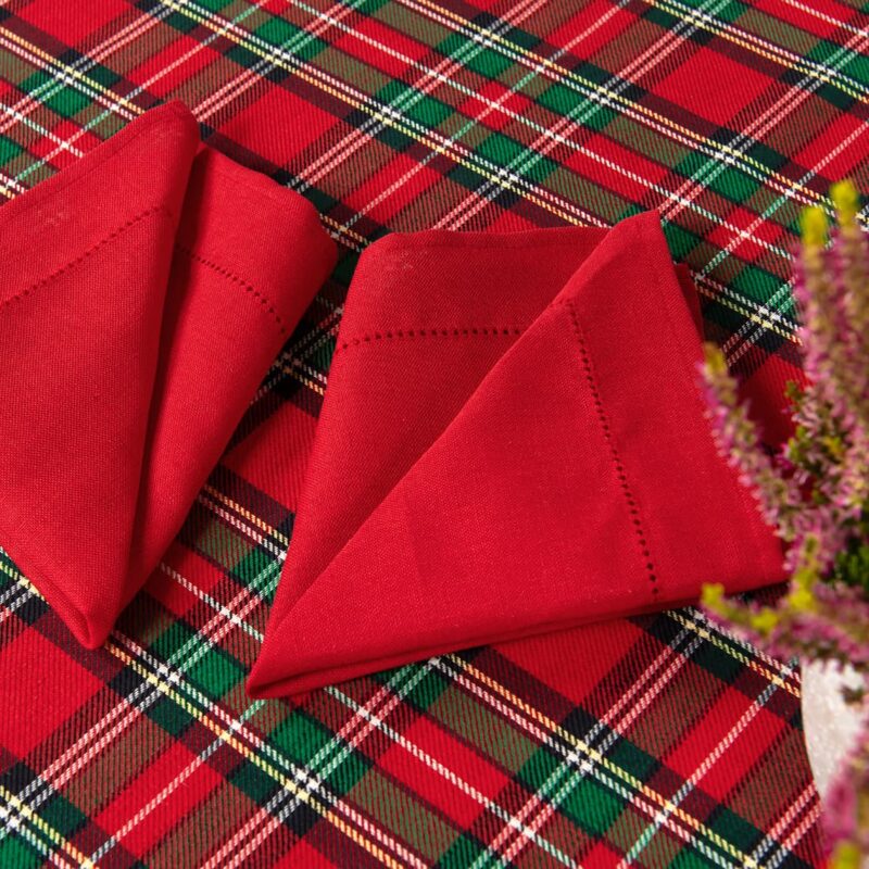 Round/oval checked red and green tablecloth detail