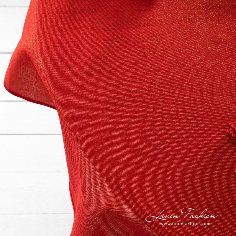 Round red linen tablecloth Donna with gold lurex yarns.