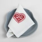 HARTY Serwetka biała ozdobiona czerwonym haftem