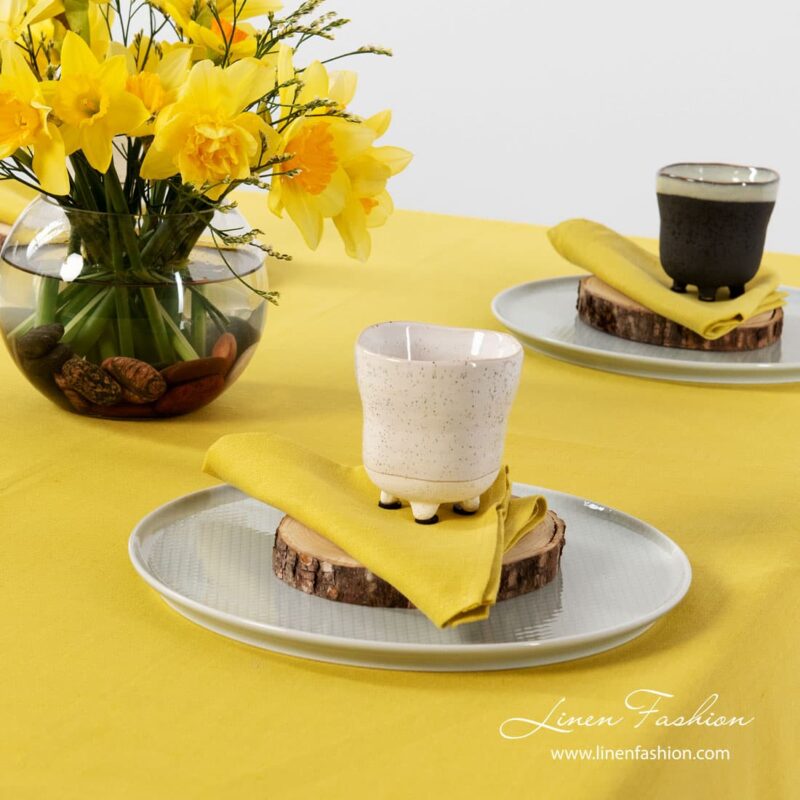 Tablecloth in yellow, luna.