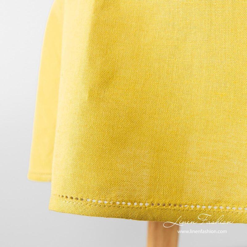Oval tablecloth, luna, in yellow color.